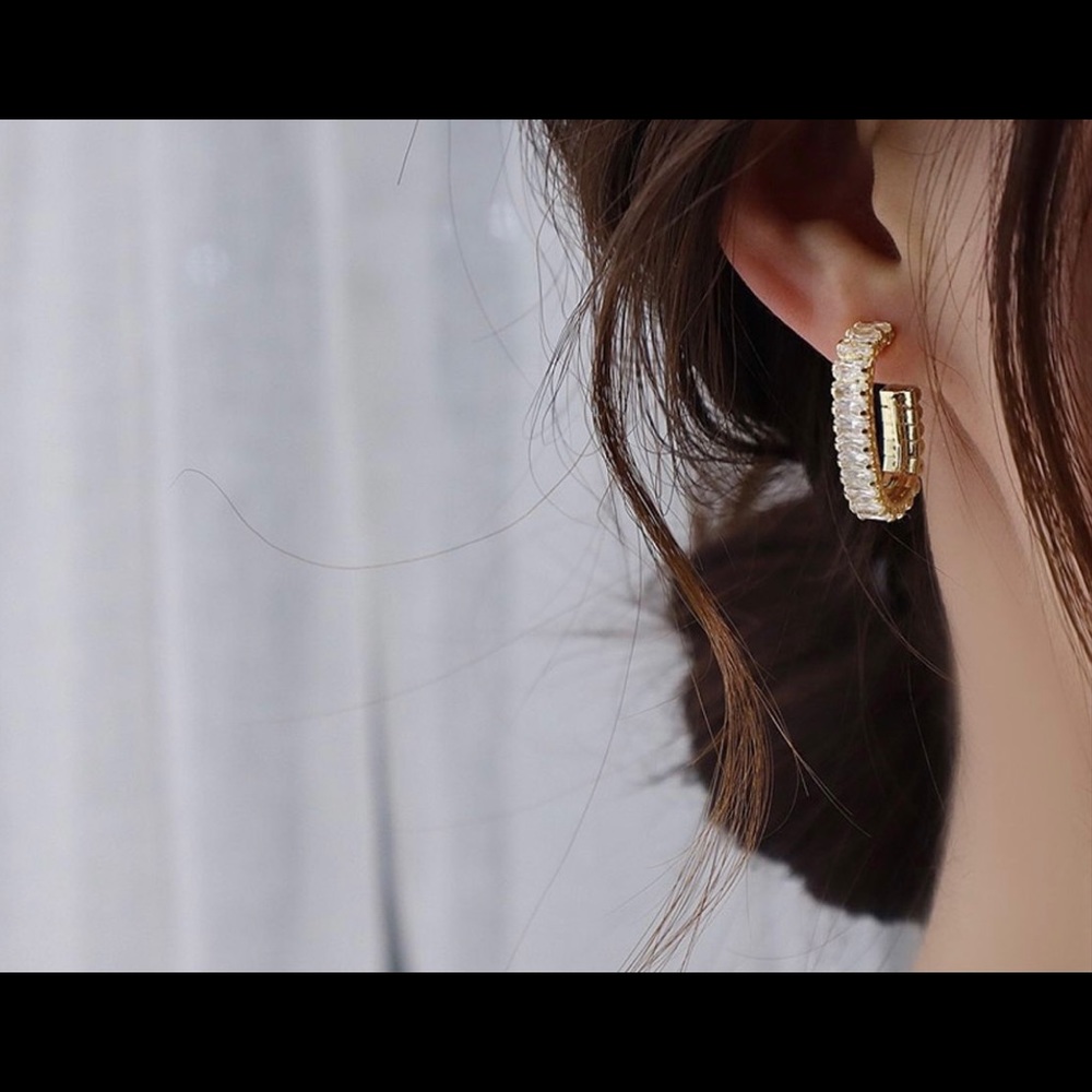 🌸Host Pick🌸 14 K Gold Plated Round Diamond Earrings - Picture 3 of 6